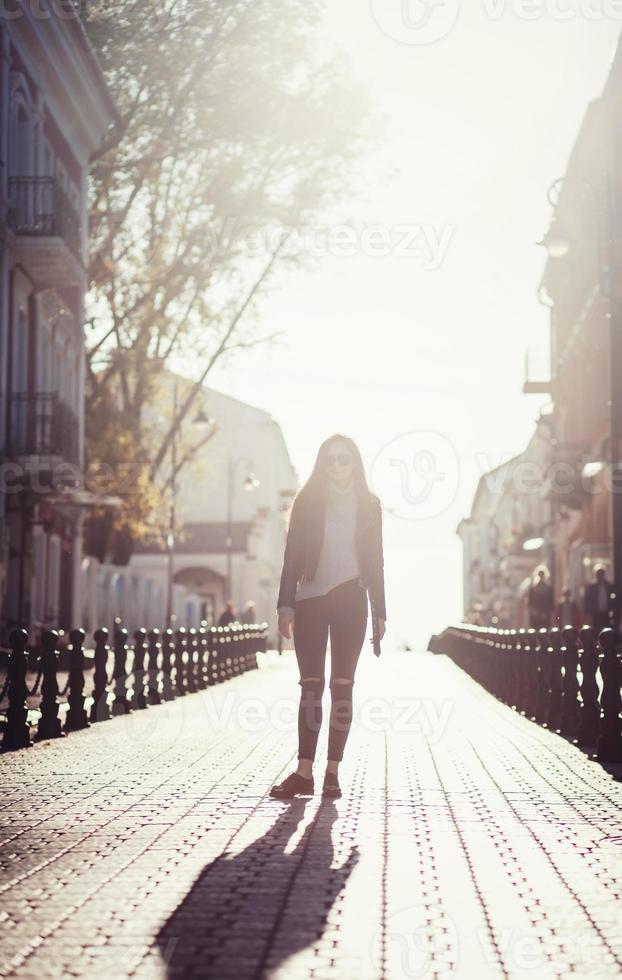 Frau mit Sonnenbrille und Lederjacke foto