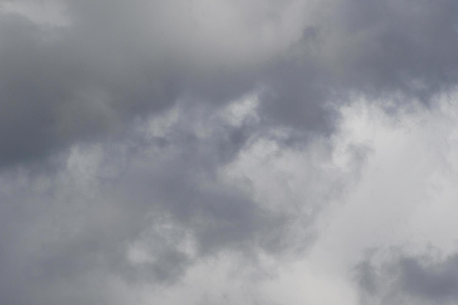 stürmisches Wetter und dunkle Wolken foto