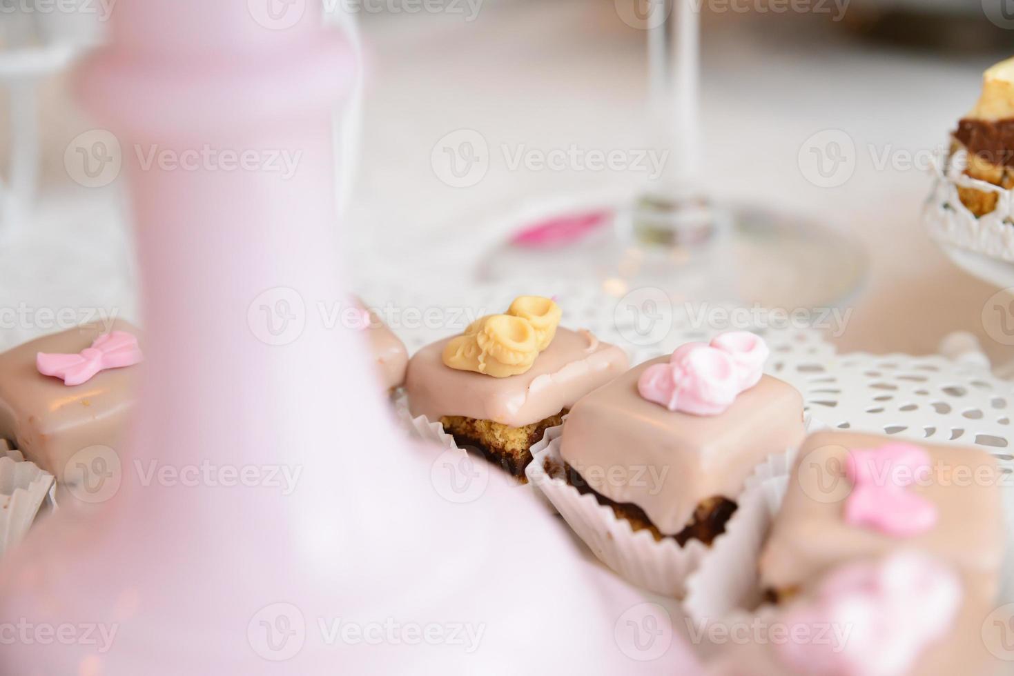 Leckere Süßigkeiten auf dem Tisch für den Empfang der Veranstaltung foto