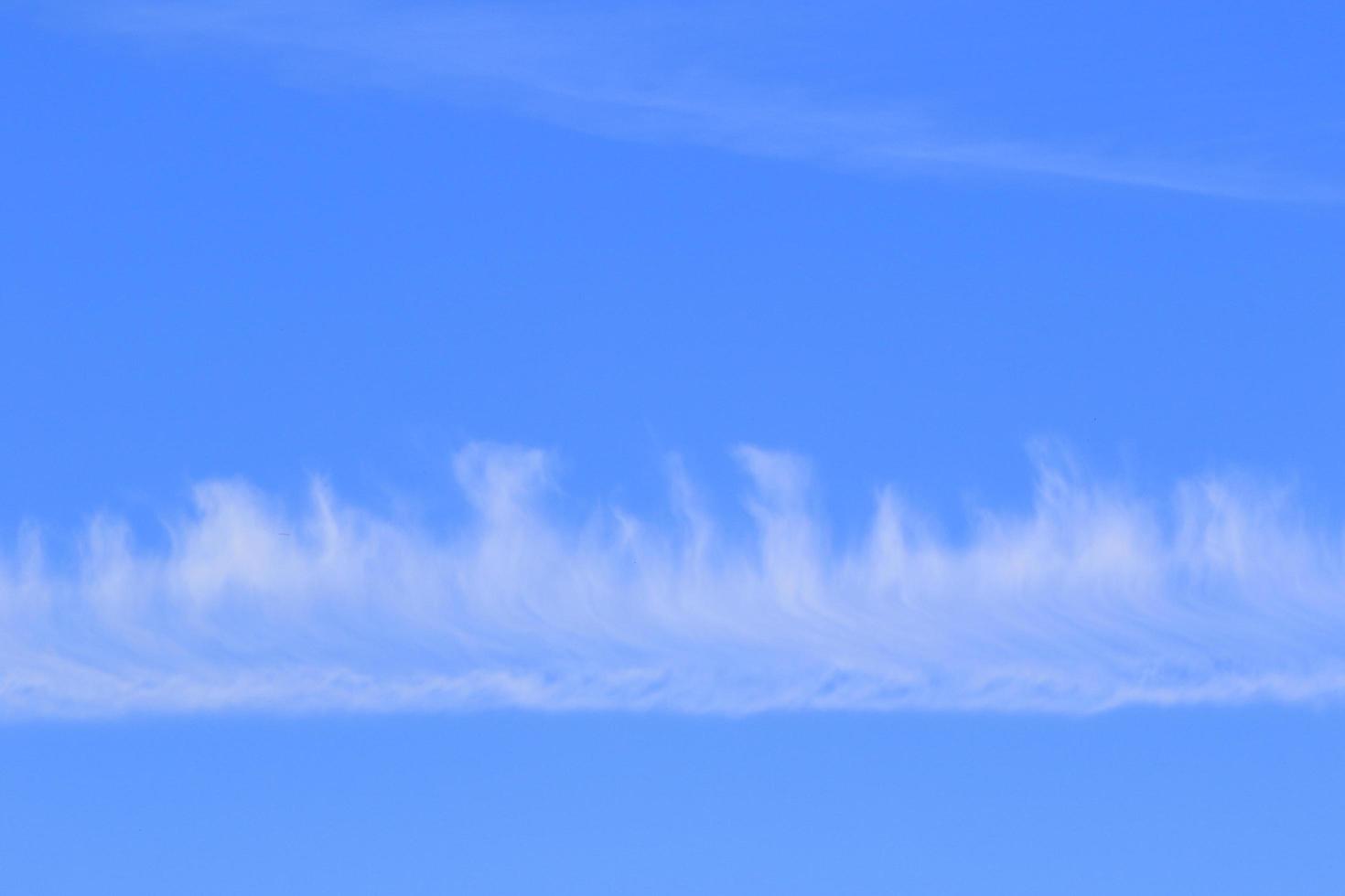 klarer blauer Himmel und weiße Wolken foto