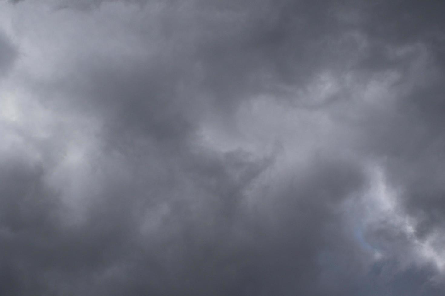 stürmisches Wetter und dunkle Wolken foto