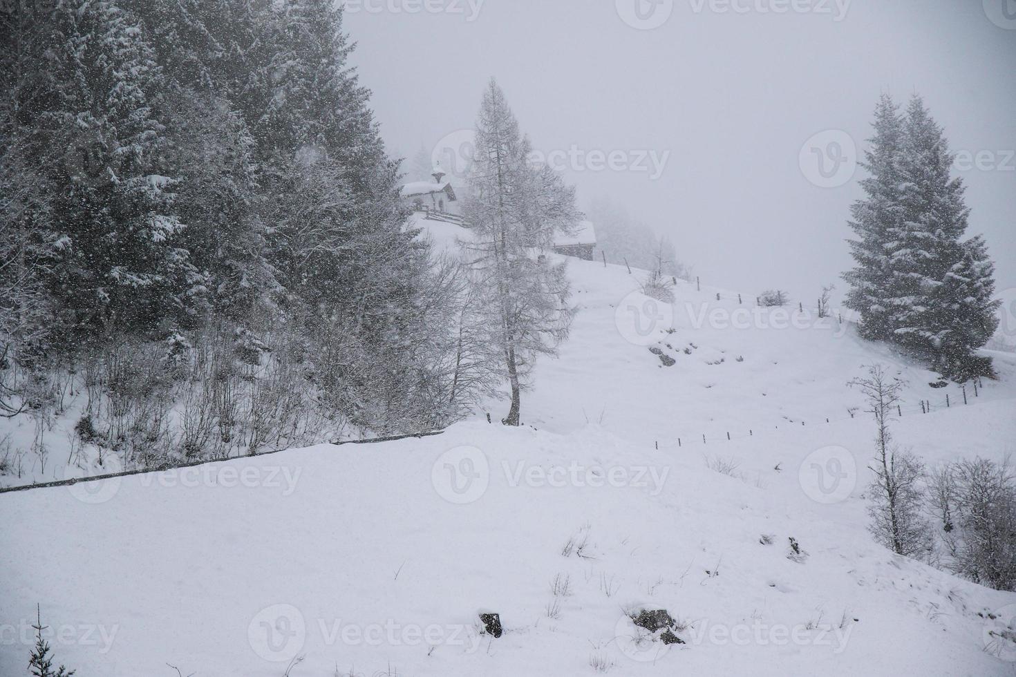 Winterlandschaft in den österreichischen Alpen foto