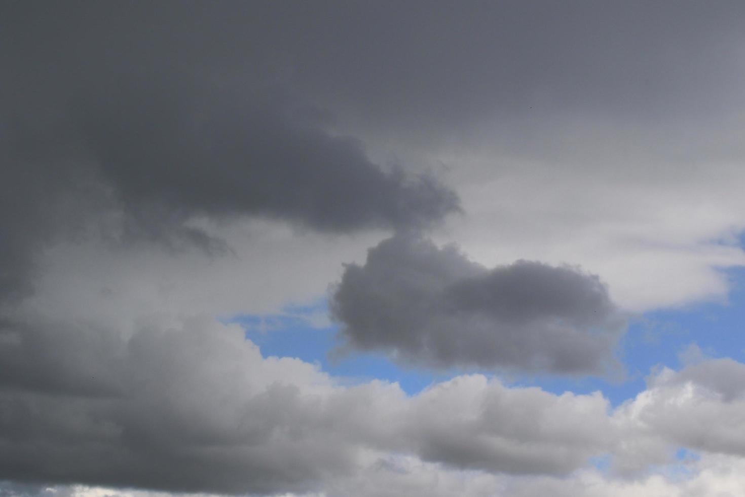 stürmisches Wetter und dunkle Wolken foto