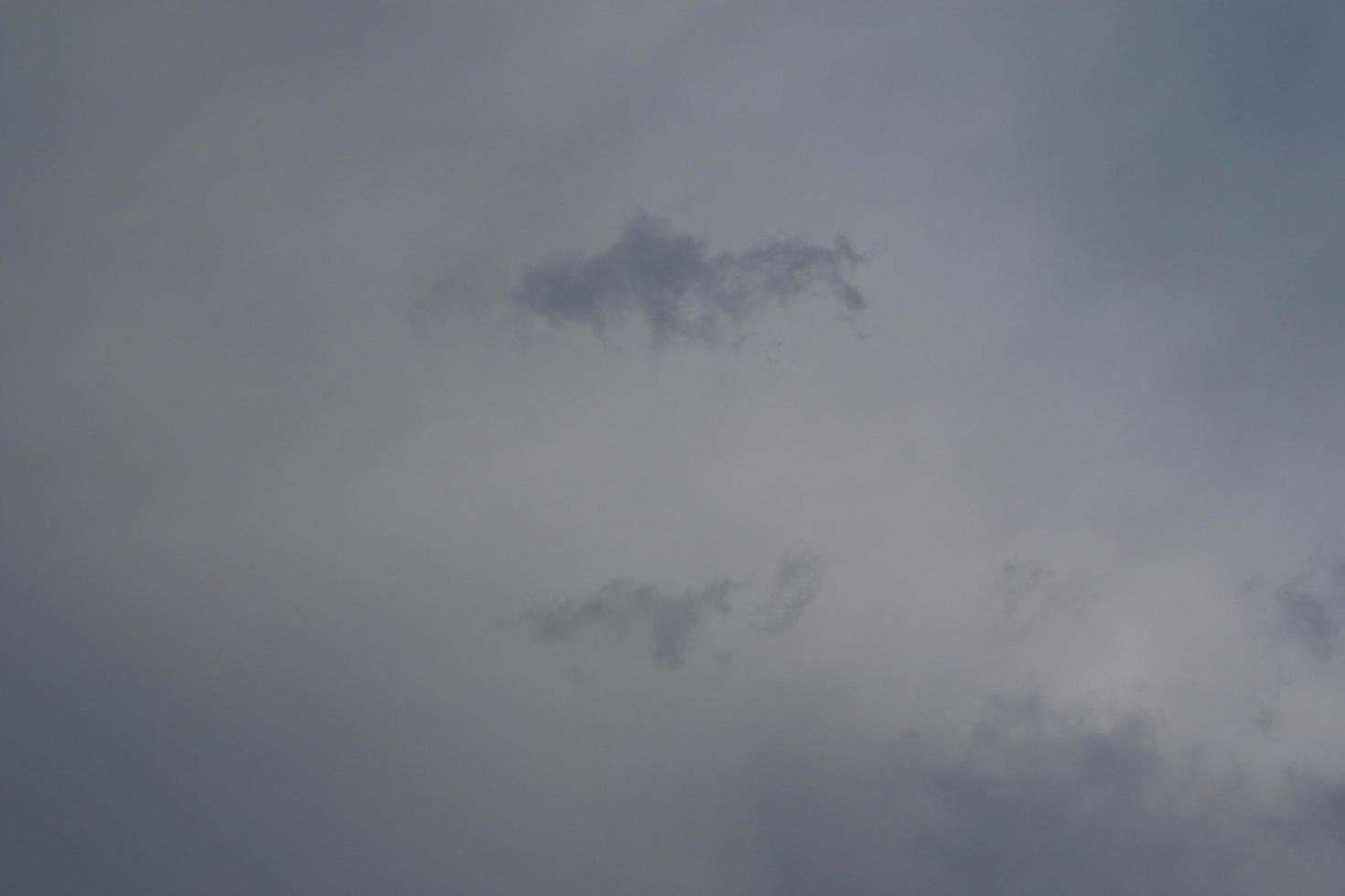 stürmisches Wetter und dunkle Wolken foto