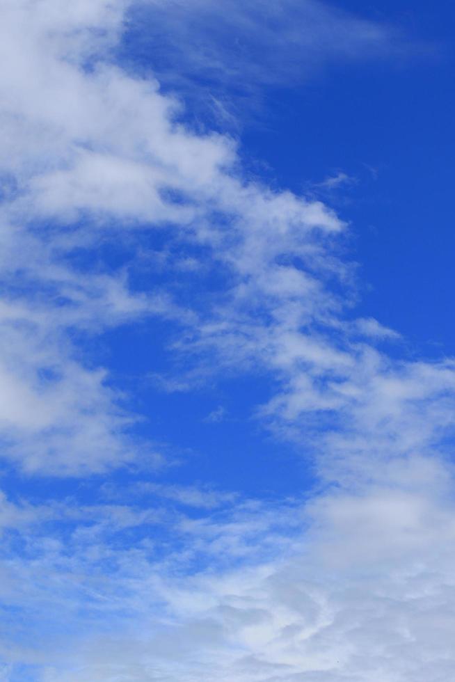 klarer blauer Himmel und weiße Wolken foto