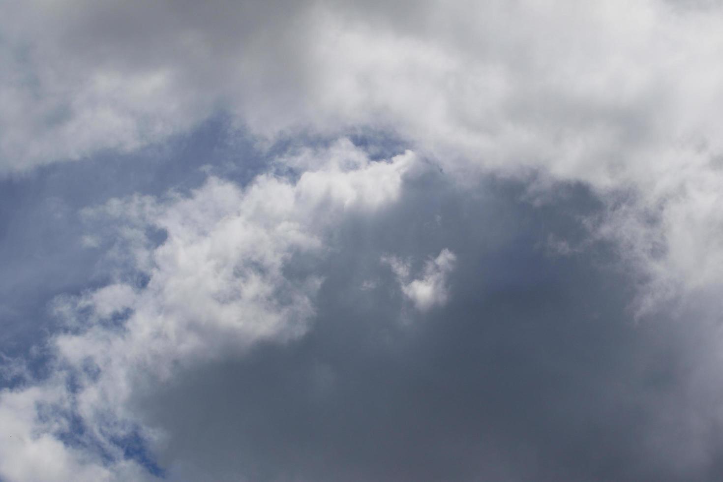 stürmisches Wetter und dunkle Wolken foto