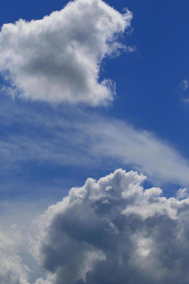 stürmisches Wetter und dunkle Wolken foto