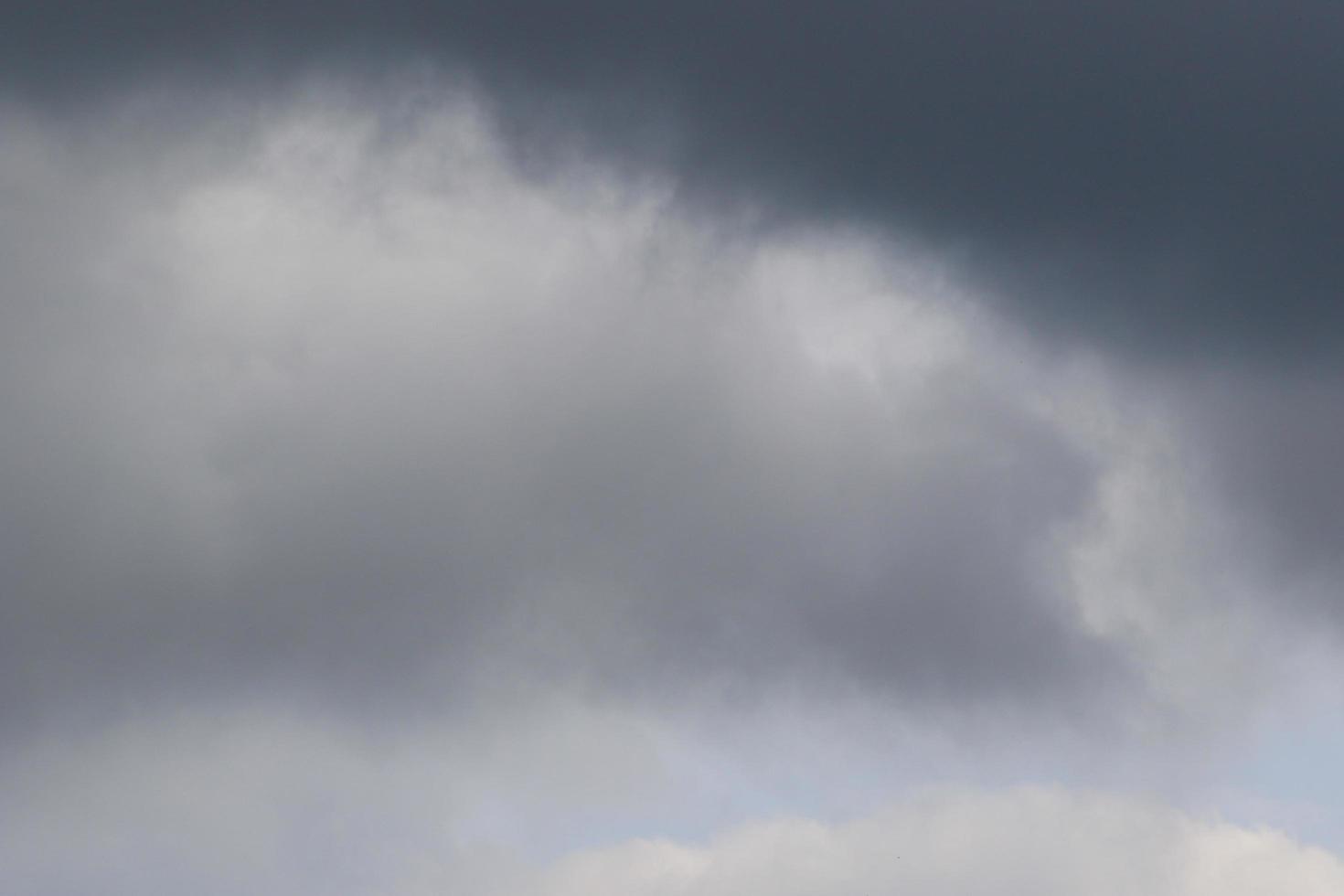 stürmisches Wetter und dunkle Wolken foto