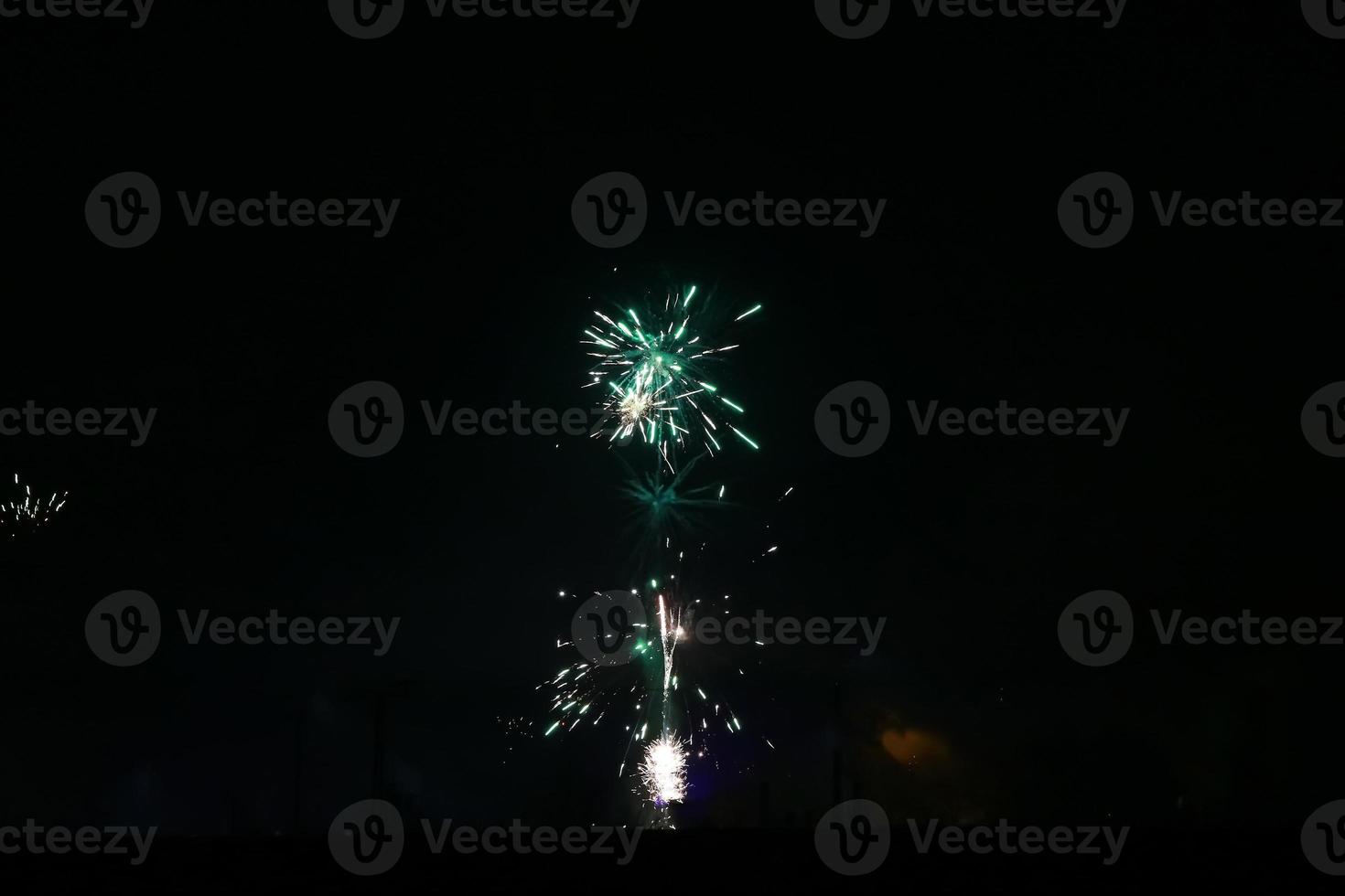 buntes feuerwerk am schwarzen himmel foto