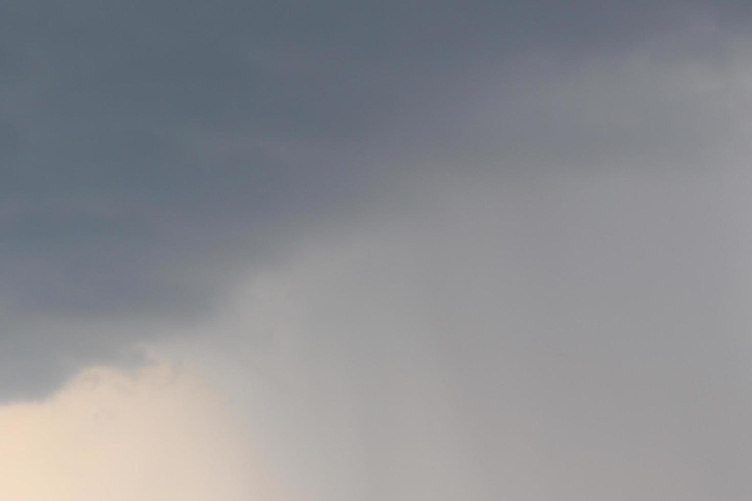 stürmisches Wetter und dunkle Wolken foto