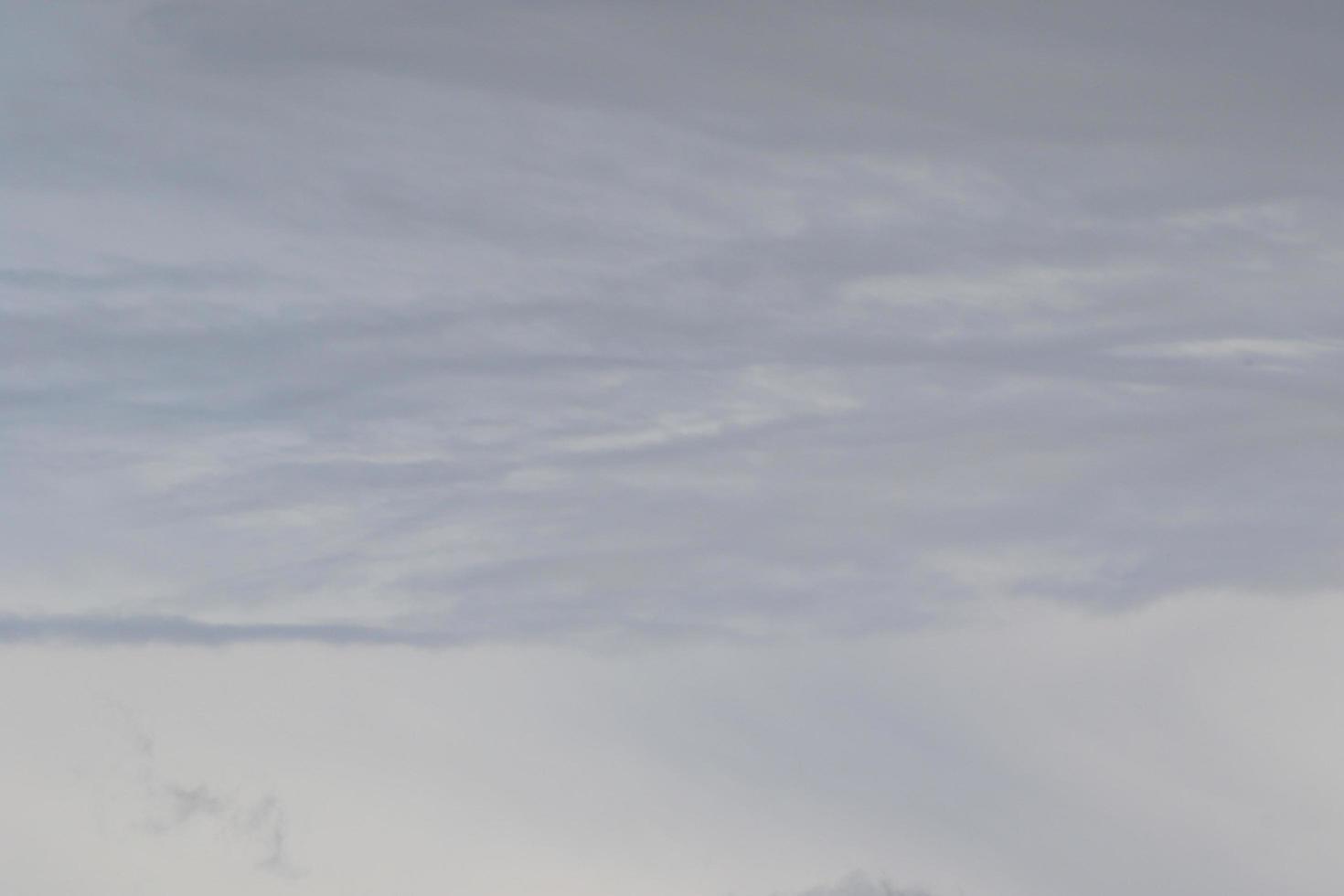 stürmisches Wetter und dunkle Wolken foto