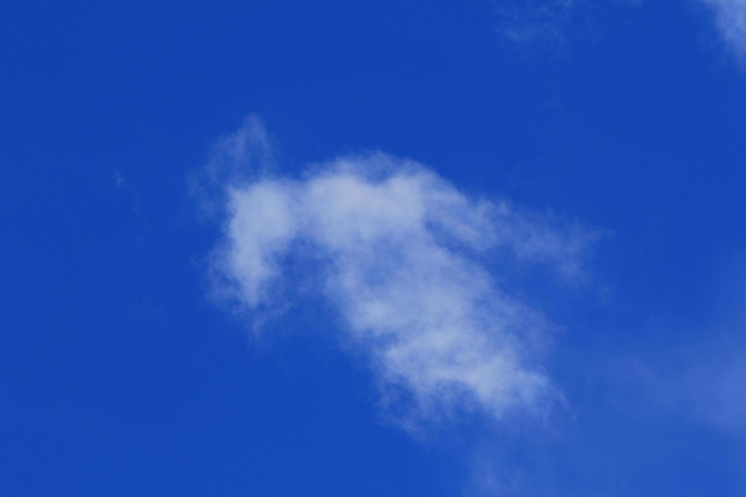 klarer blauer Himmel und weiße Wolken foto