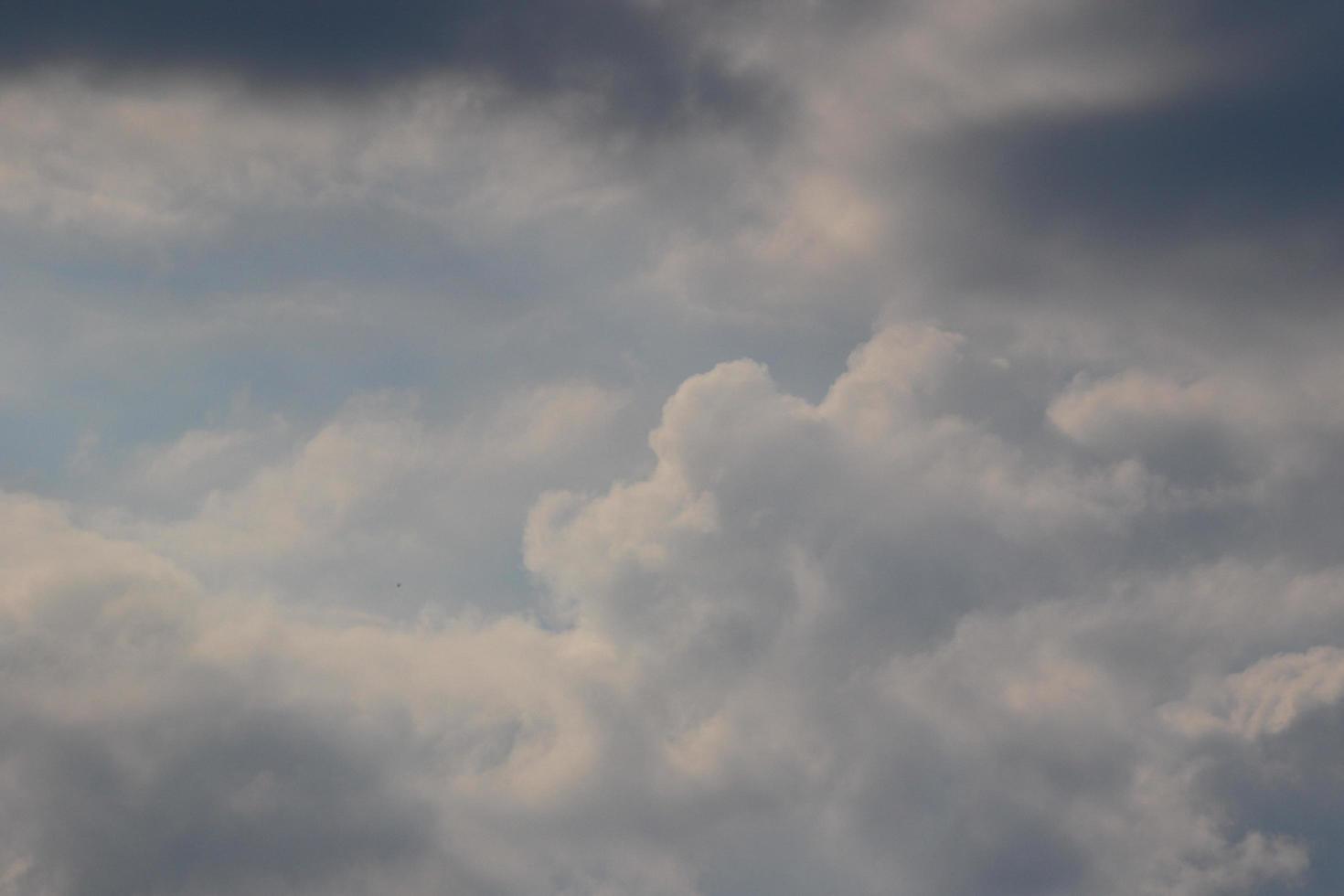 stürmisches Wetter und dunkle Wolken foto