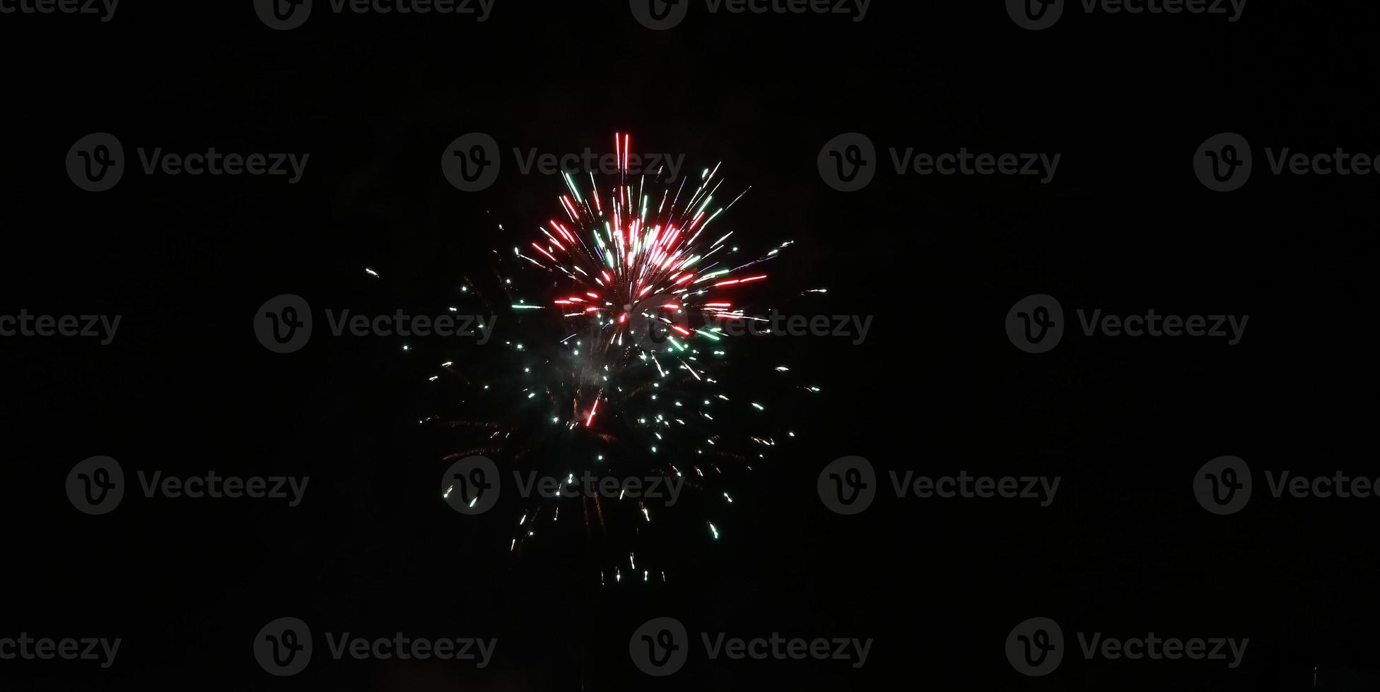 buntes feuerwerk am schwarzen himmel foto