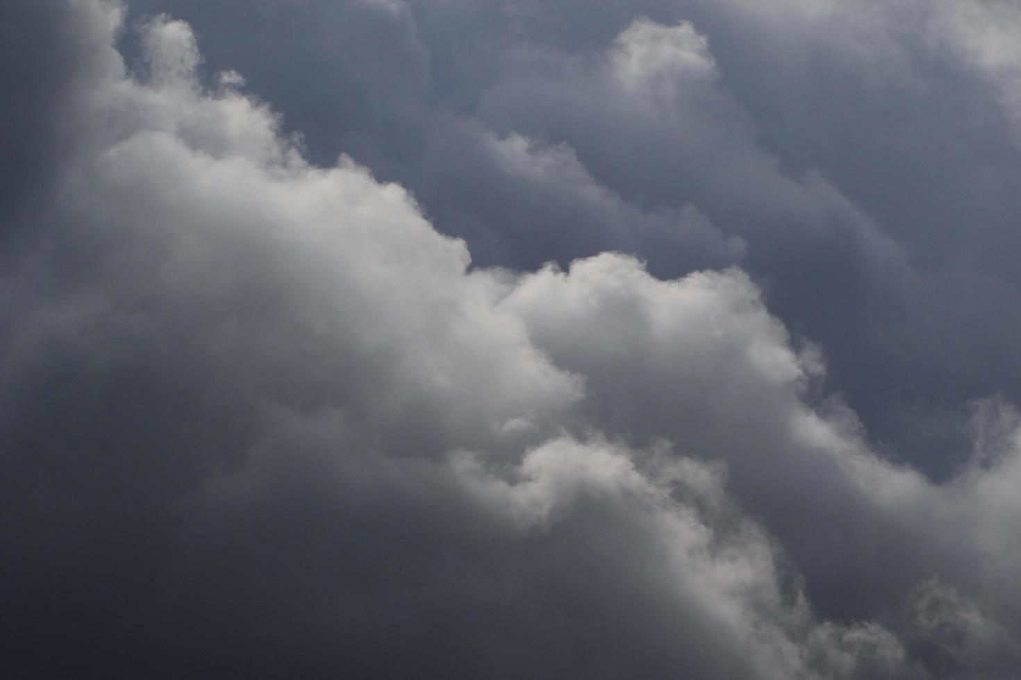 stürmisches Wetter und dunkle Wolken foto