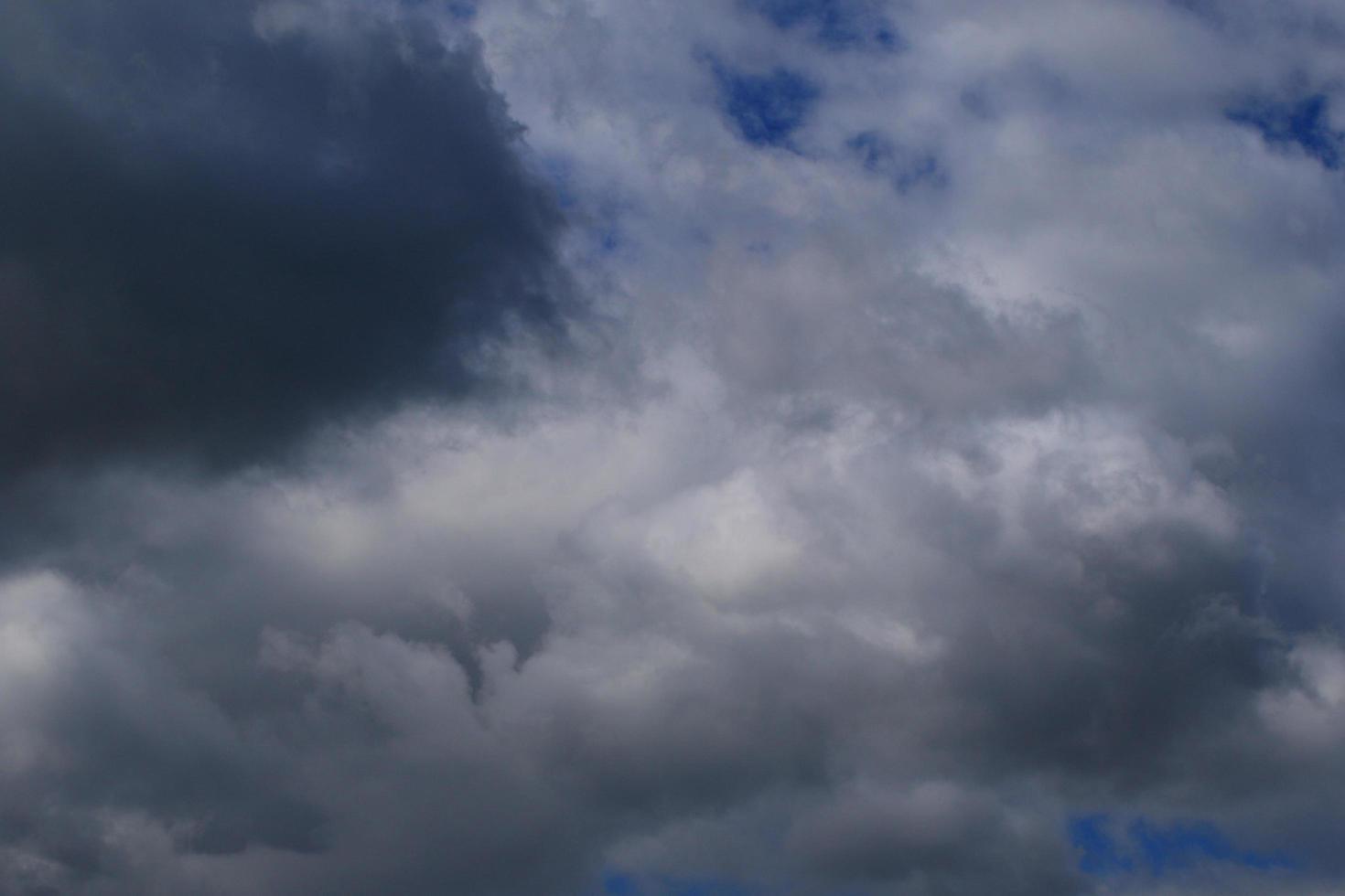 stürmisches Wetter und dunkle Wolken foto