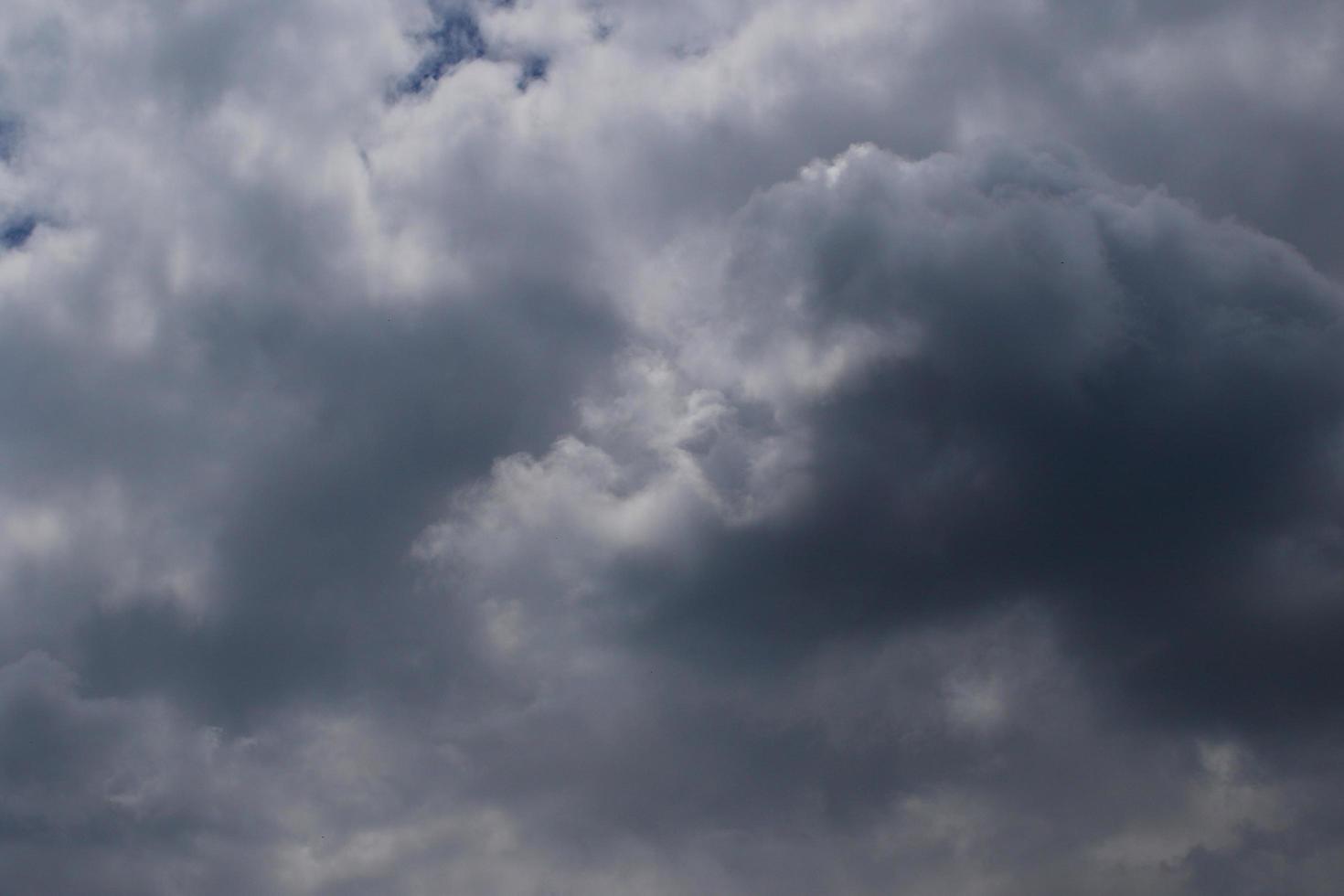 stürmisches Wetter und dunkle Wolken foto