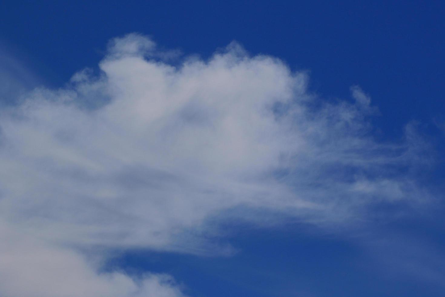 klarer blauer Himmel und weiße Wolken foto