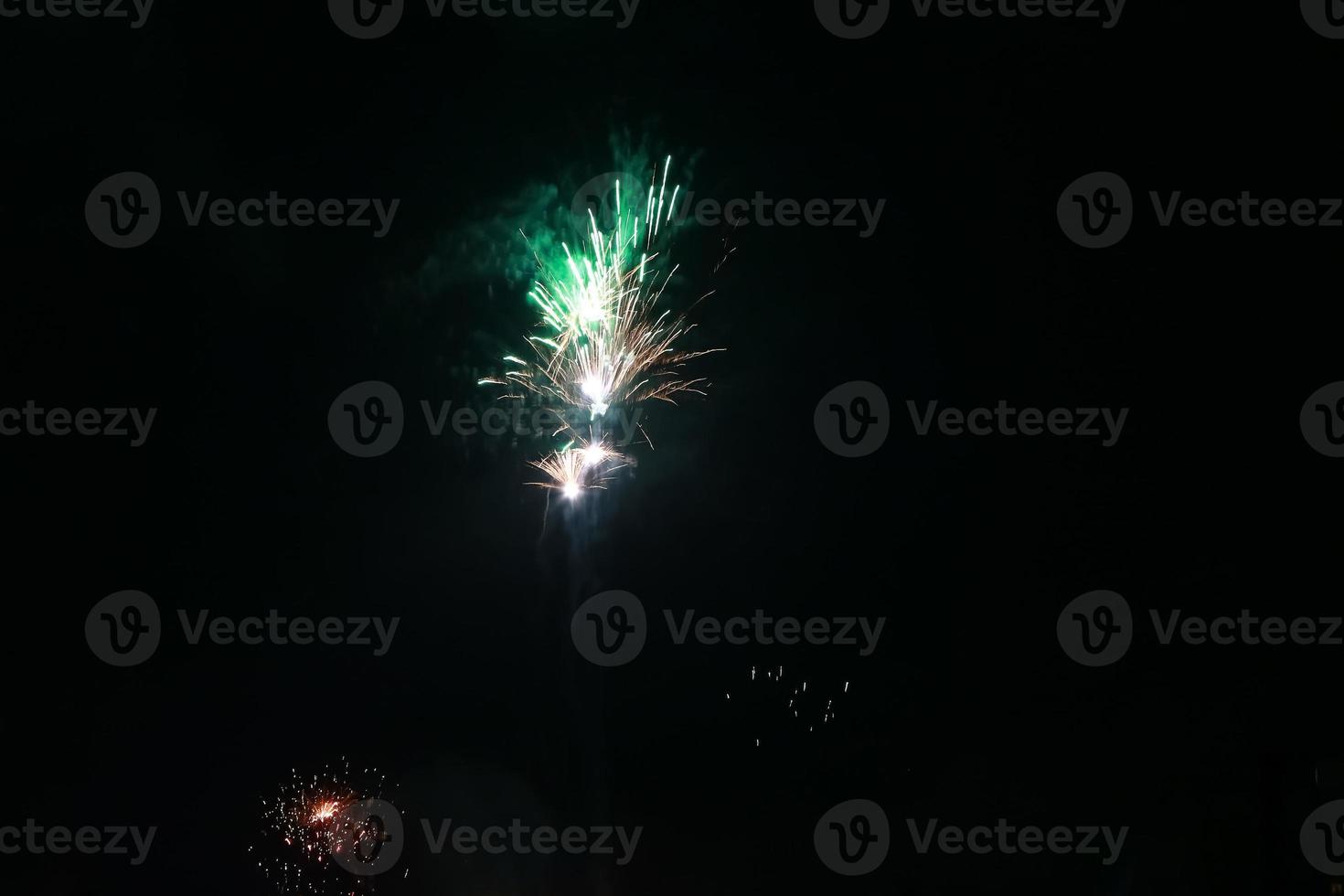 buntes feuerwerk am schwarzen himmel foto