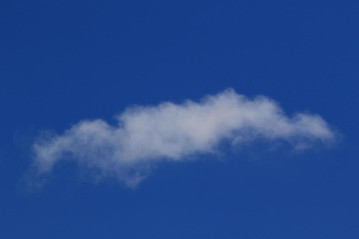 klarer blauer Himmel und weiße Wolken foto