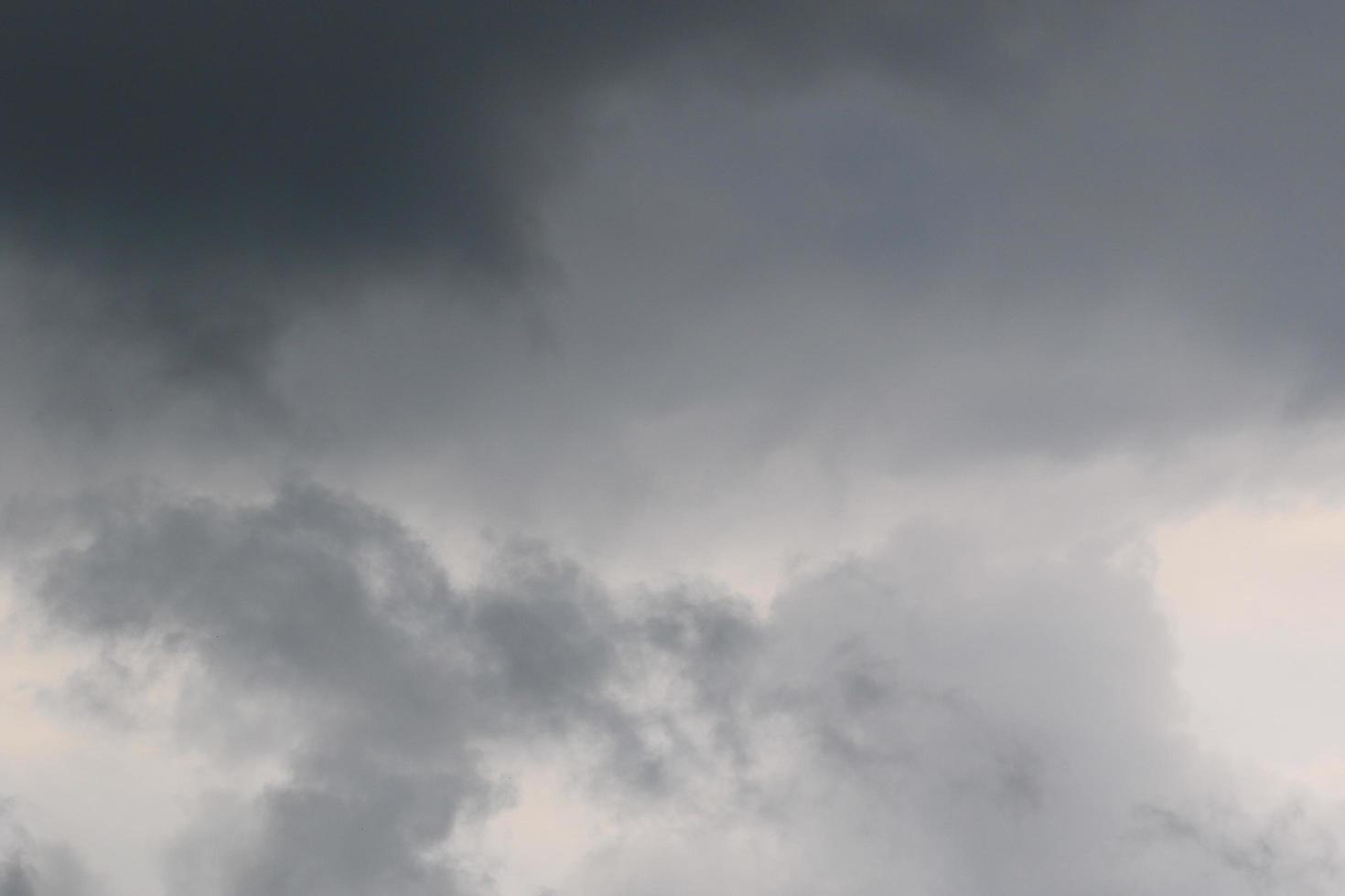 stürmisches Wetter und dunkle Wolken foto