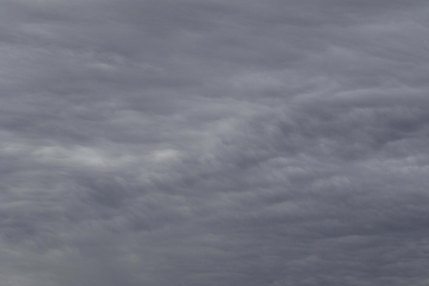 stürmisches Wetter und dunkle Wolken foto