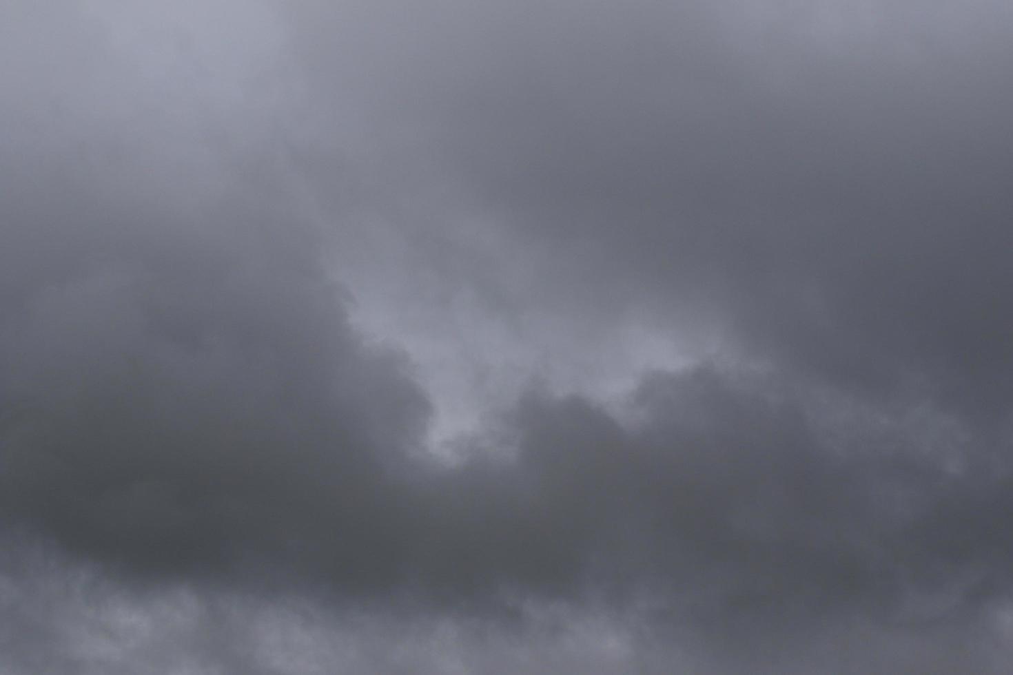 stürmisches Wetter und dunkle Wolken foto