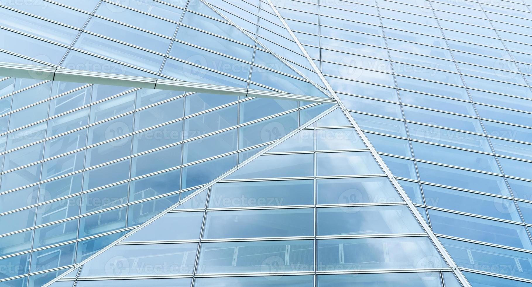 Modernes Bürogebäude aus Glas. aussenansicht büro glasgebäude geometrische architektur. Firma Glasfenster. Firmengebäude. Turm des Finanzgeschäftszentrums. Baustoff Sicherheitsglas. foto