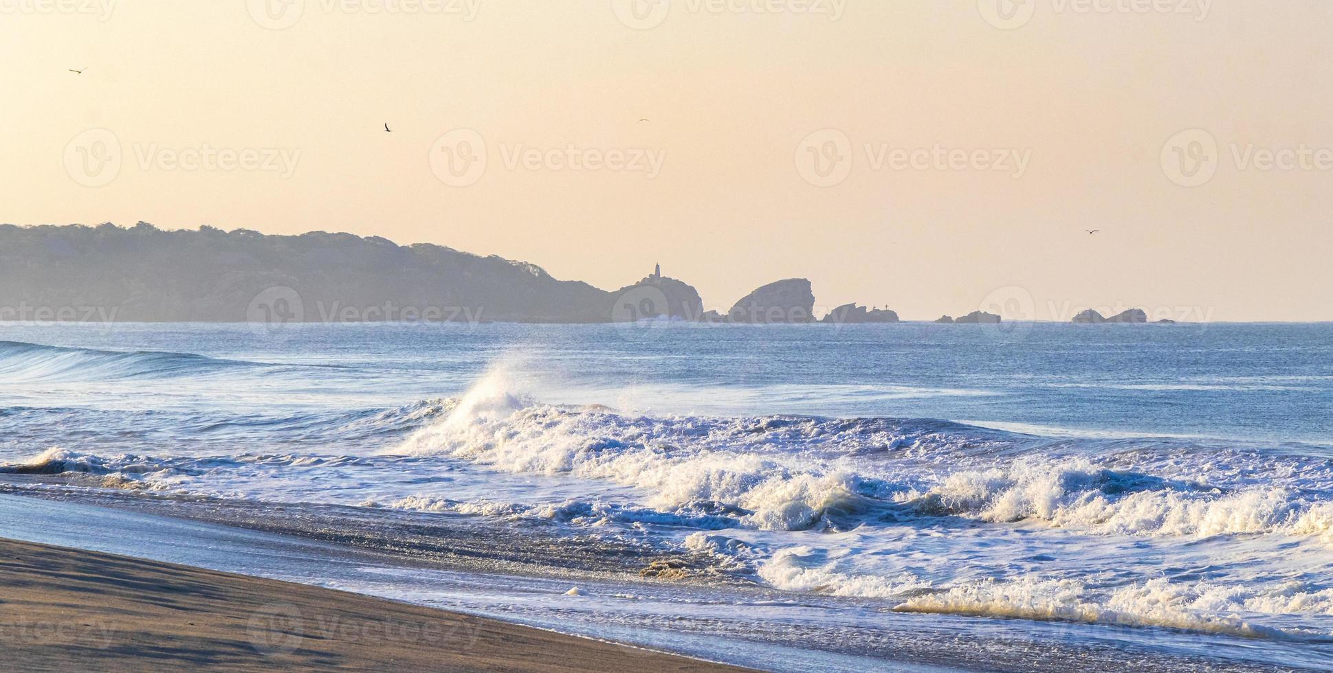 extrem riesiger großer surferwellenstrand la punta zicatela mexiko. foto