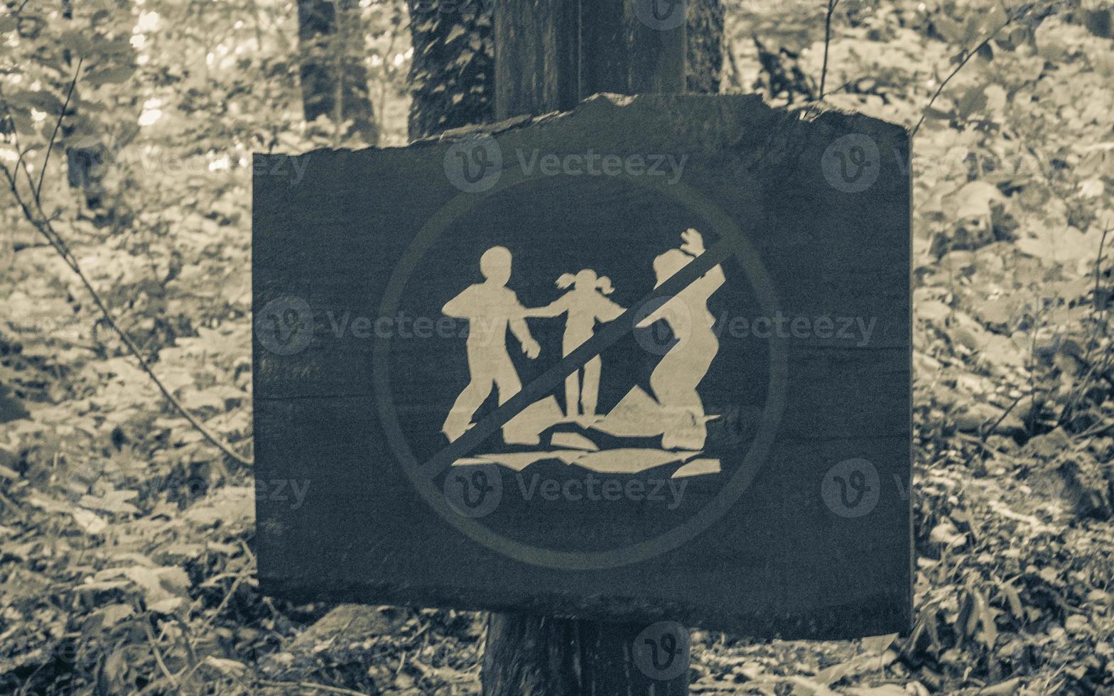 Verbotsschilder im Wald Nationalpark Plitvicer Seen Kroatien. foto