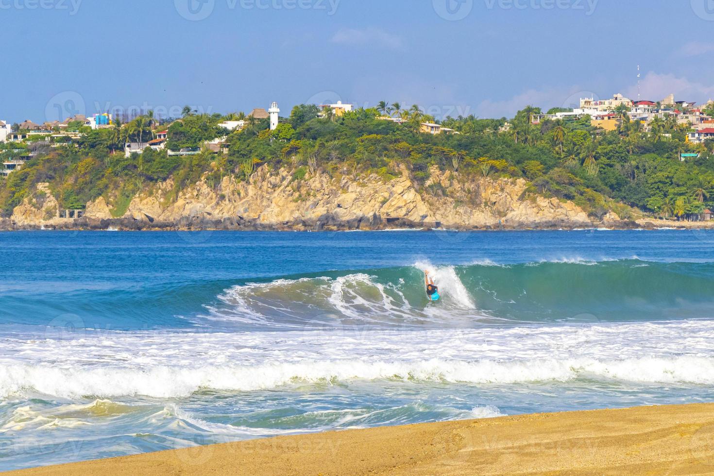 surfer surfen auf surfbrett auf hohen wellen in puerto escondido mexiko. foto