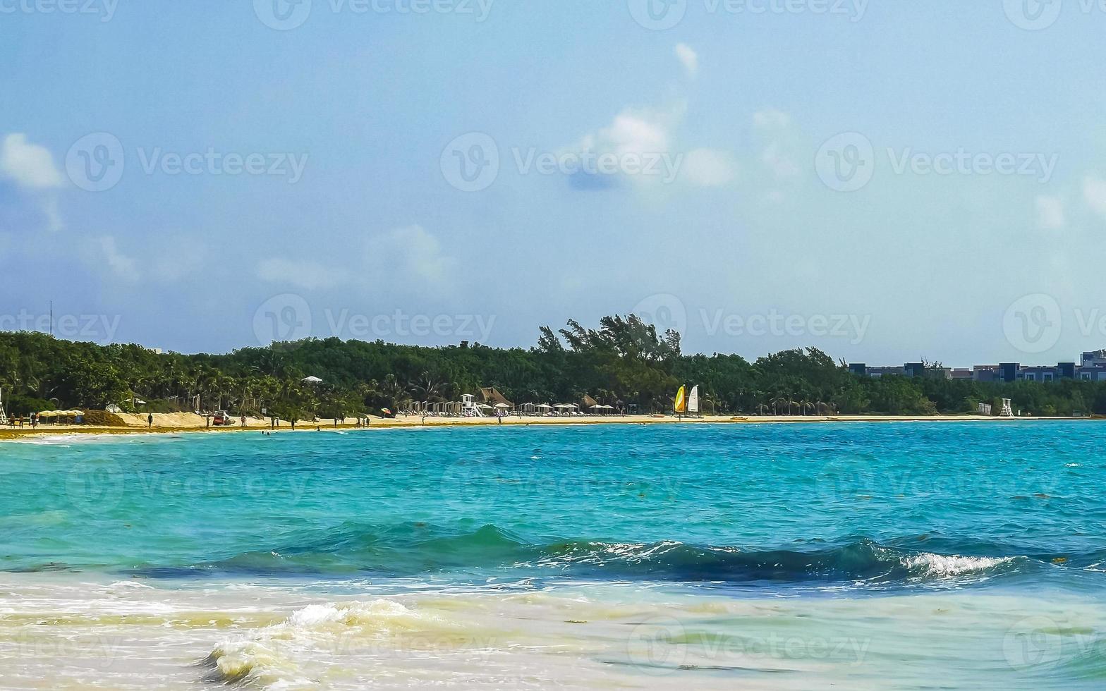 tropischer karibischer strand klares türkisfarbenes wasser playa del carmen mexiko. foto