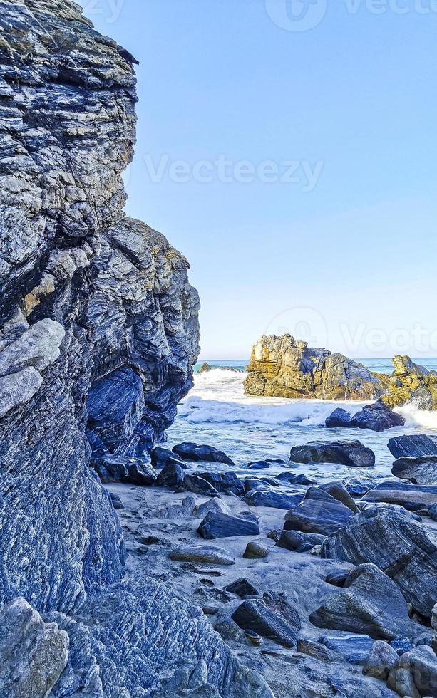 schöne felsen klippen surfer wellen am strand puerto escondido mexiko. foto