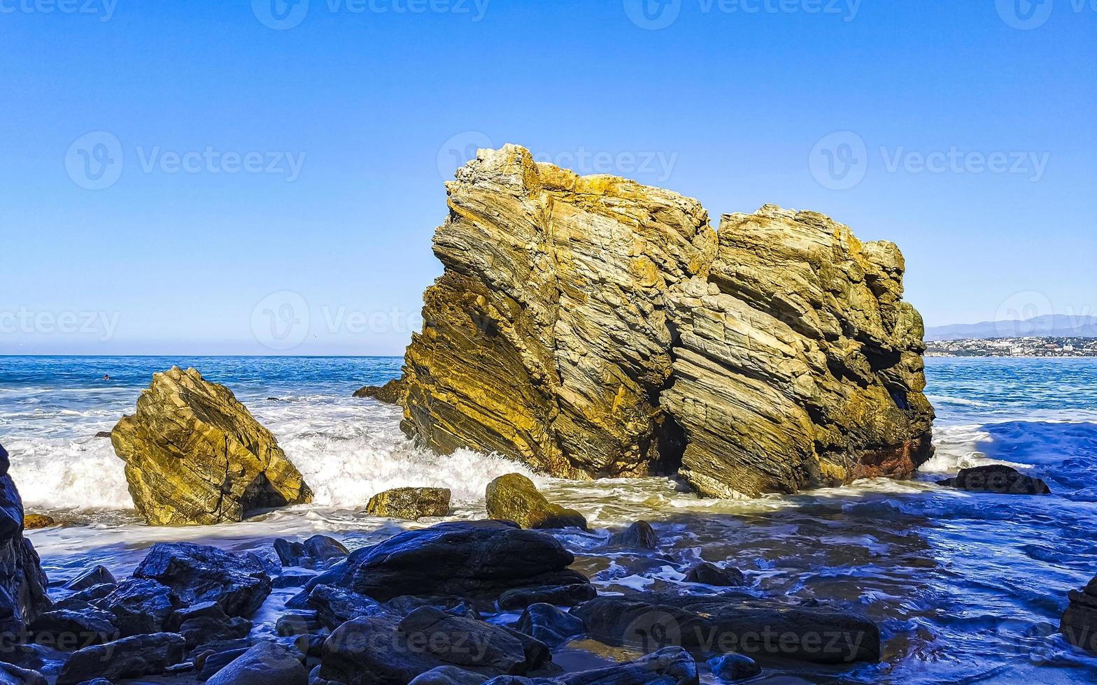 schöne felsen klippen surfer wellen am strand puerto escondido mexiko. foto