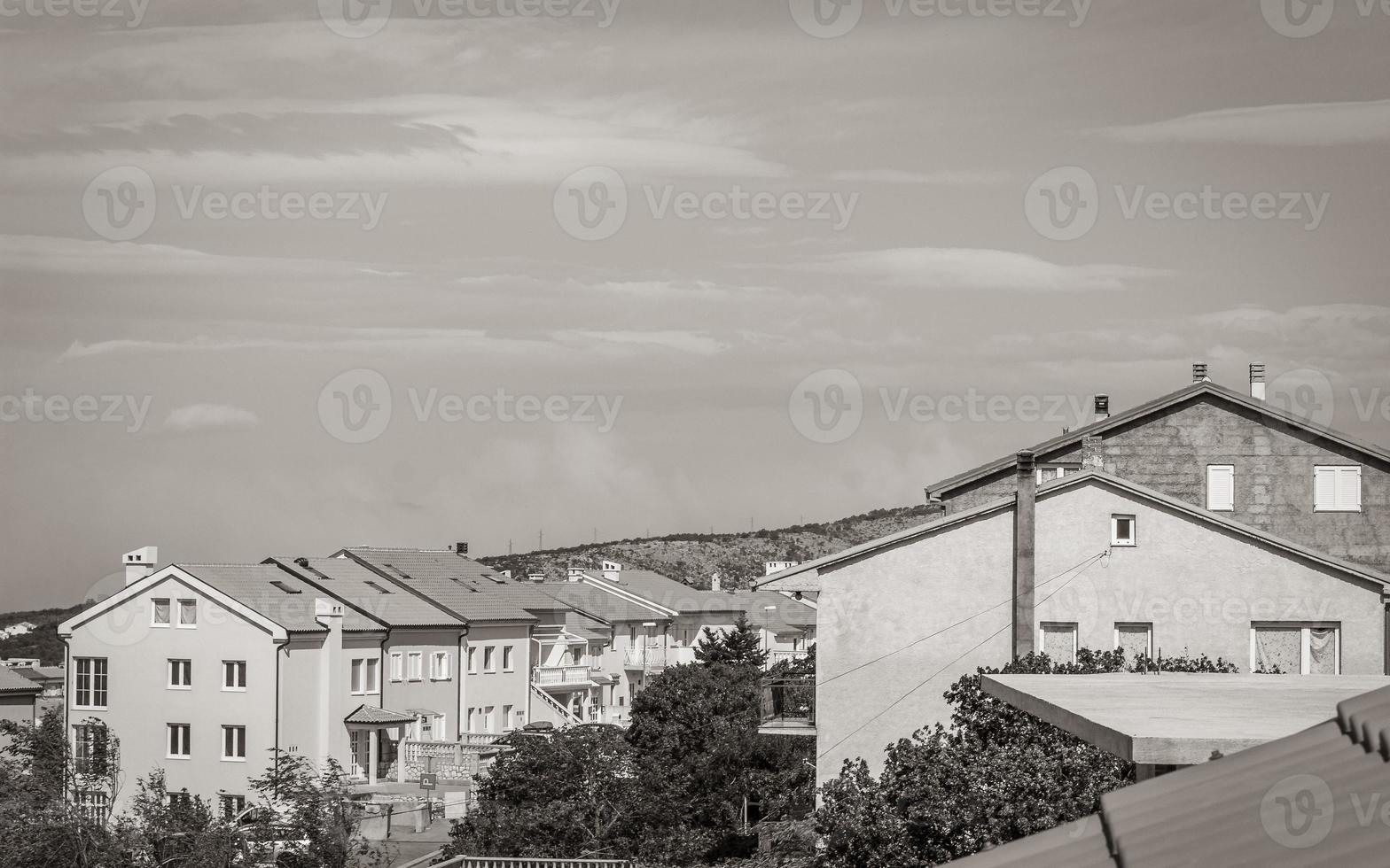 Novi Vinodolski Kroatien mit Rauch von Waldbränden am Horizont. foto