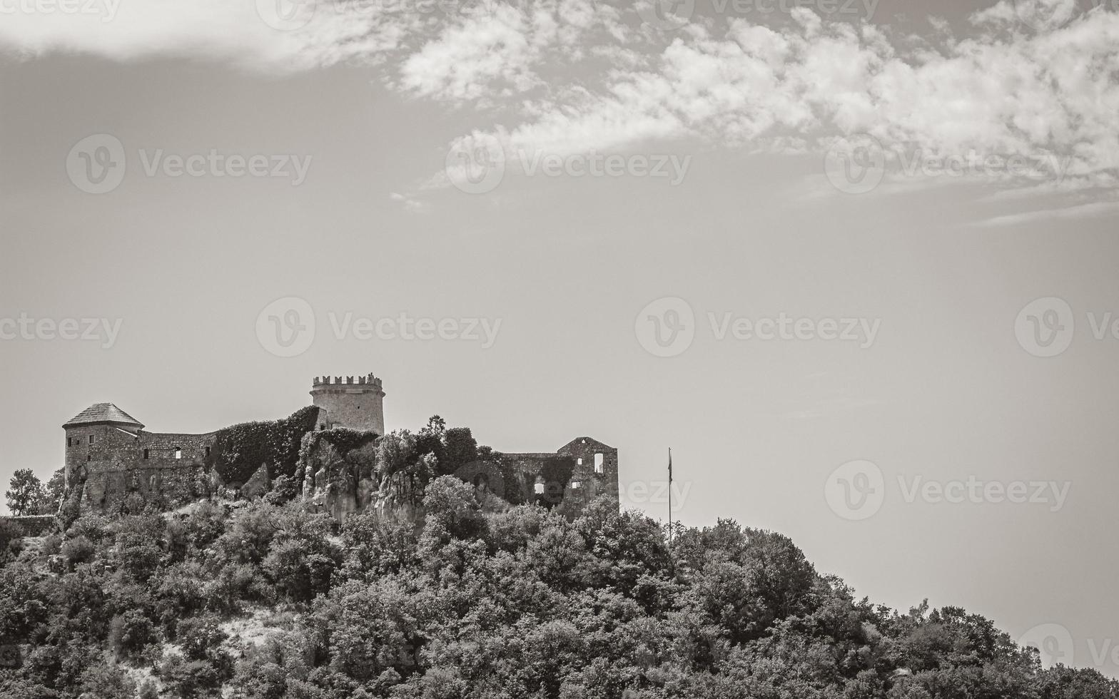 Schloss Schloss auf einem Hügel im schönen Kroatien. foto