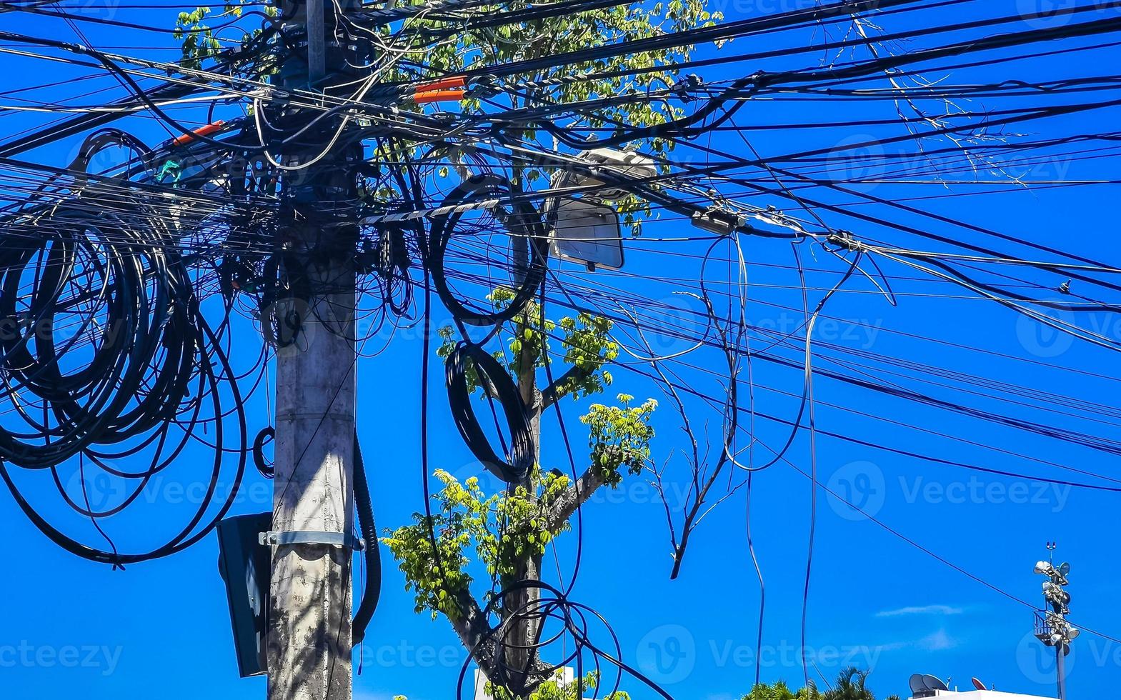 Absolutes Kabelchaos am thailändischen Strommast in Mexiko. foto