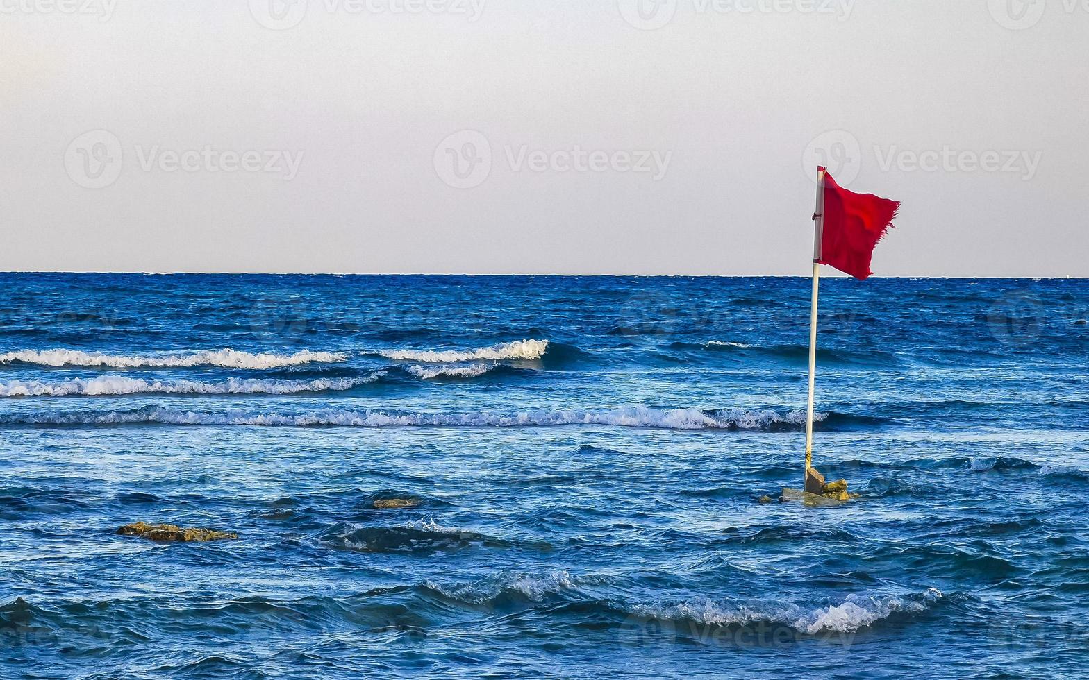 rote flagge schwimmen verboten hohe wellen playa del carmen mexiko. foto