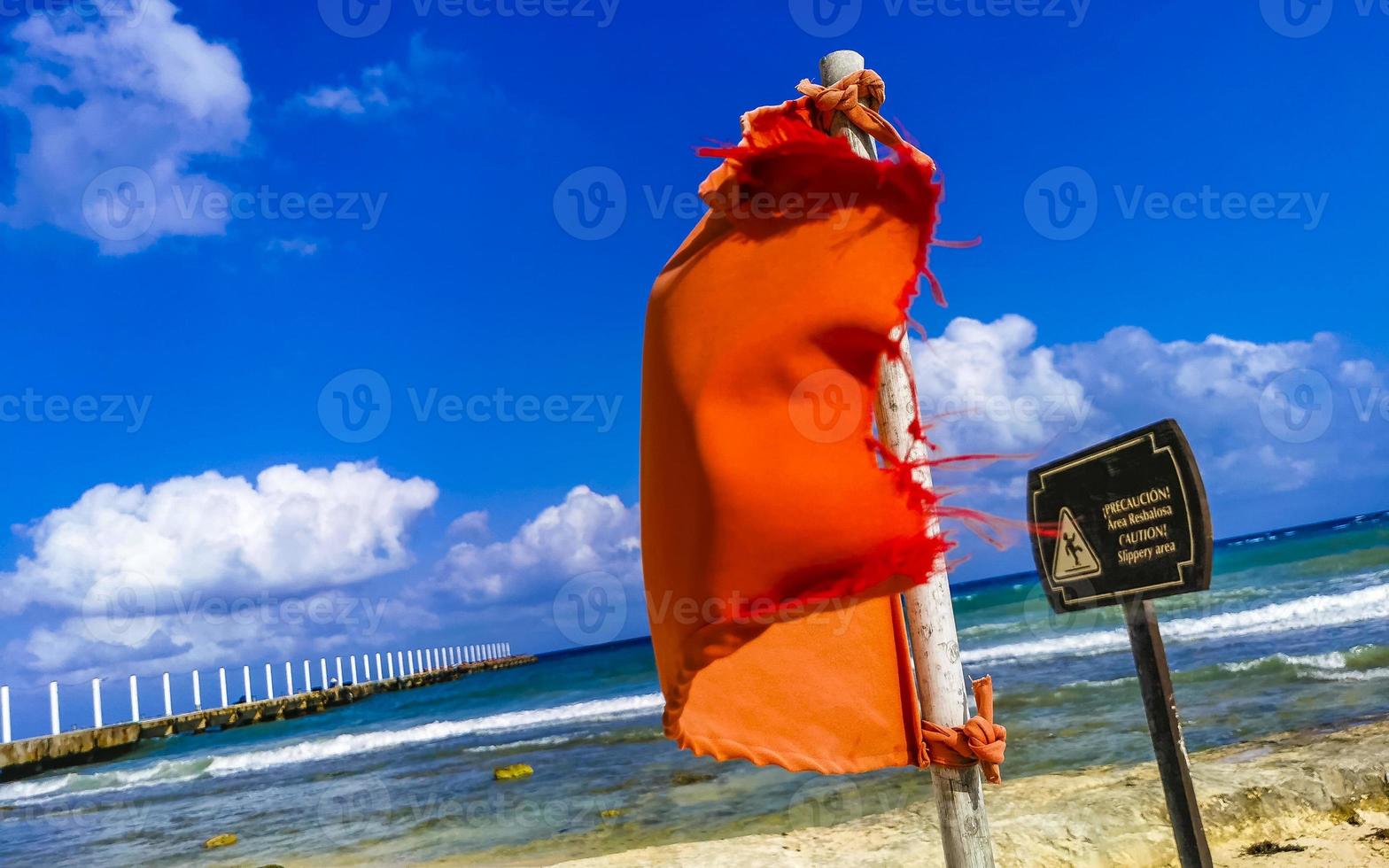 rote flagge schwimmen verboten hohe wellen playa del carmen mexiko. foto