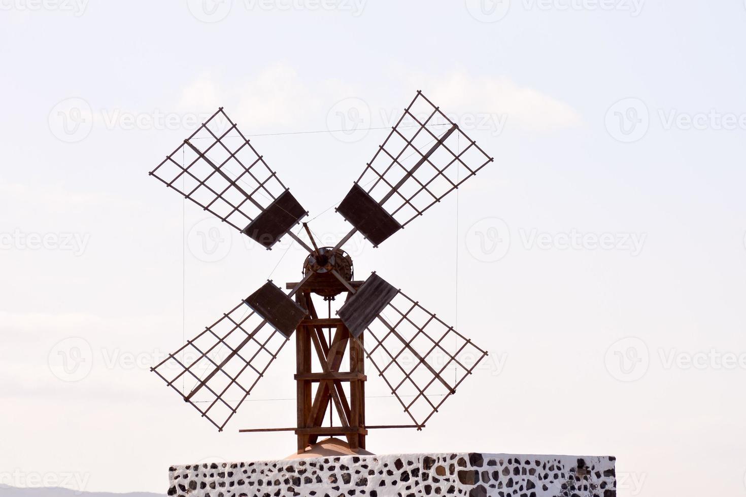 traditionelle Windmühle unter strahlend blauem Himmel foto