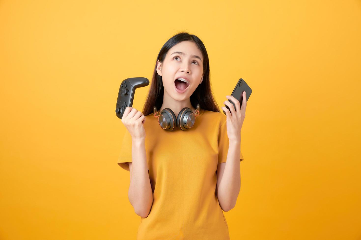 Frau hält Joysticks mit Kopfhörern foto