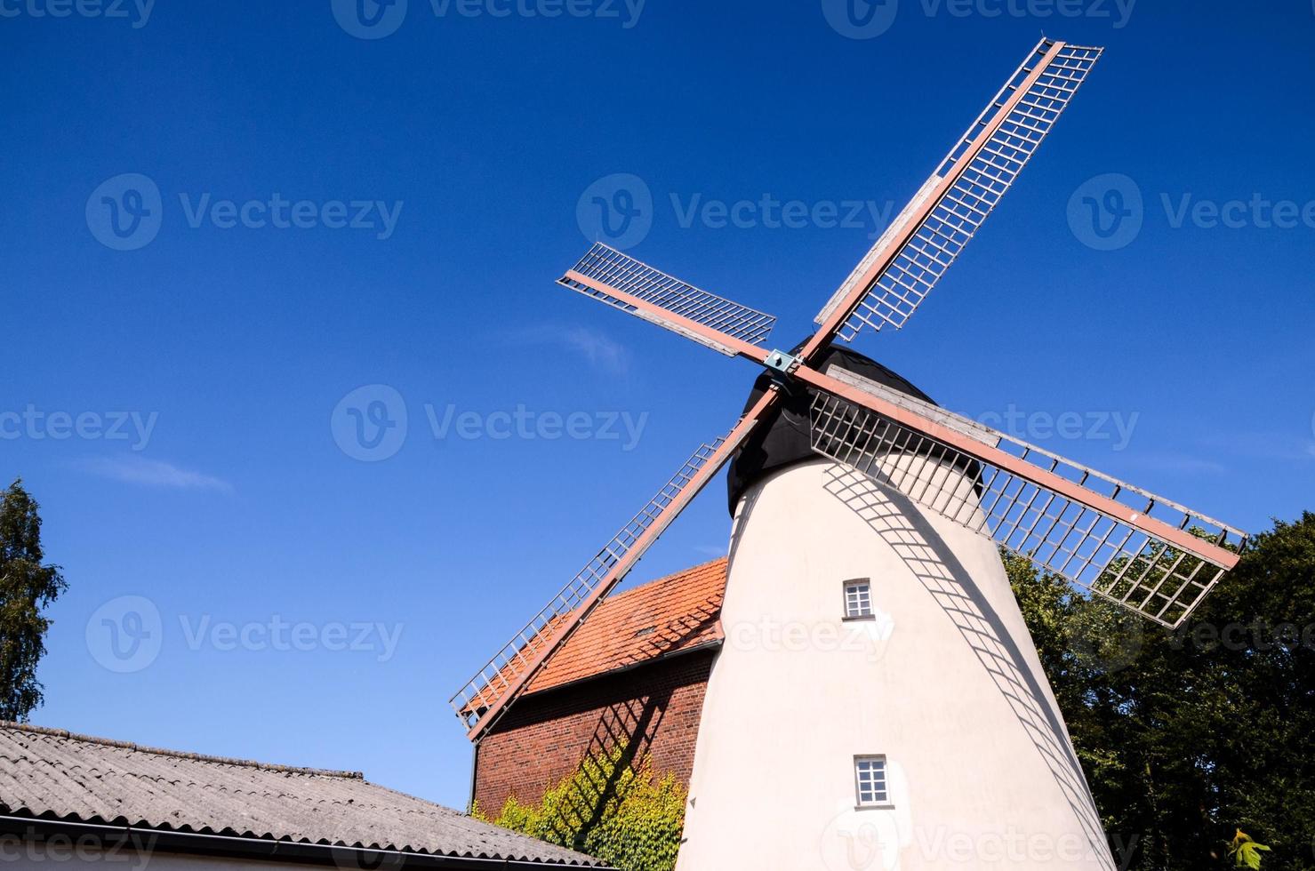 traditionelle Windmühle unter strahlend blauem Himmel foto