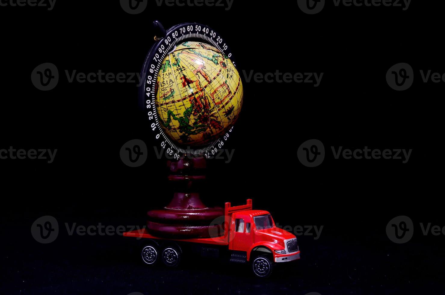 Globus auf einem Spielzeuglastwagen foto