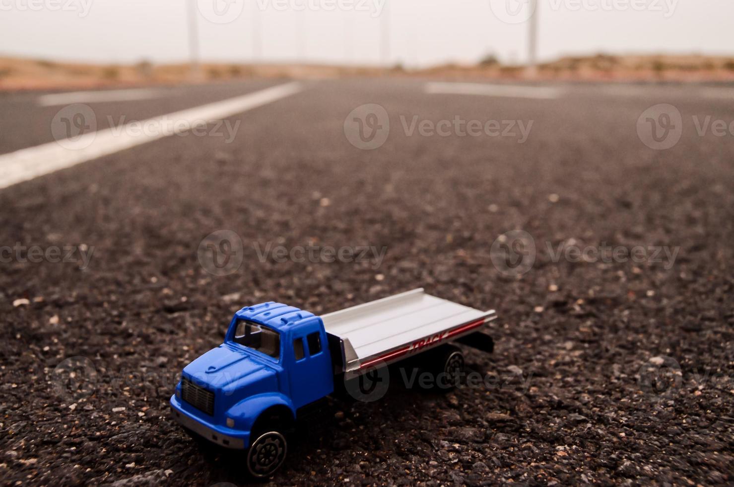 Spielzeuglastwagen auf der Straße foto