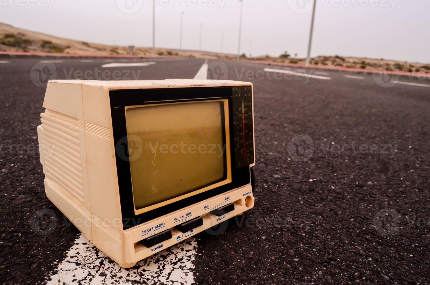 Vintage-Fernseher auf der Straße foto