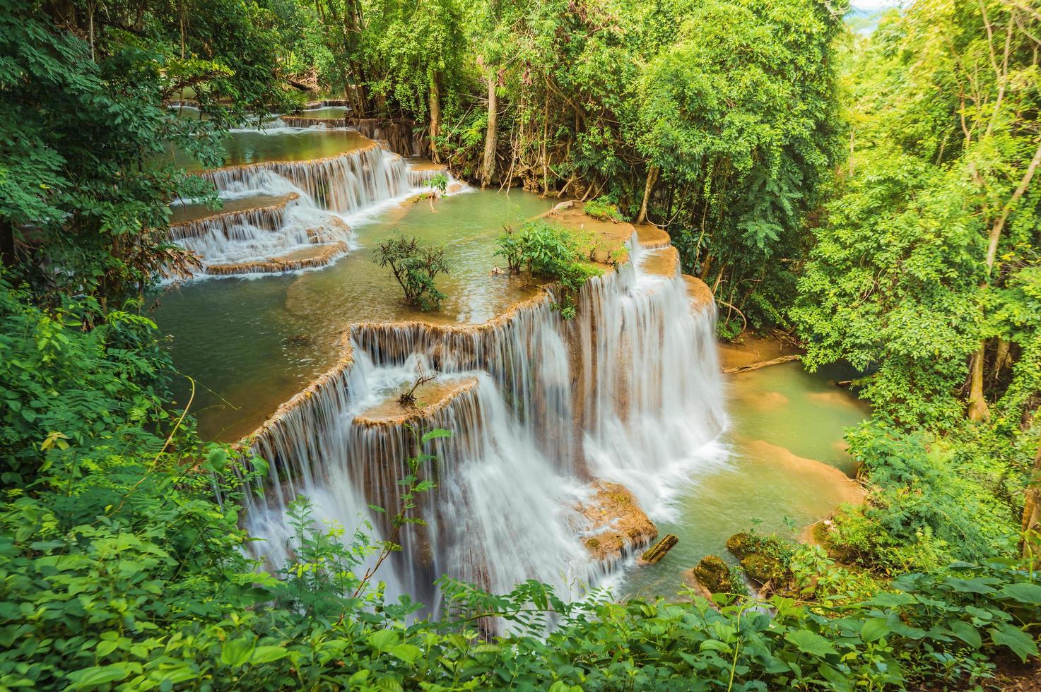 landschaft des huai mae khamin wasserfalls srinakarin nationalpark in kanchanaburi thailand.huai mae khamin wasserfall vierter stock chatkaew foto