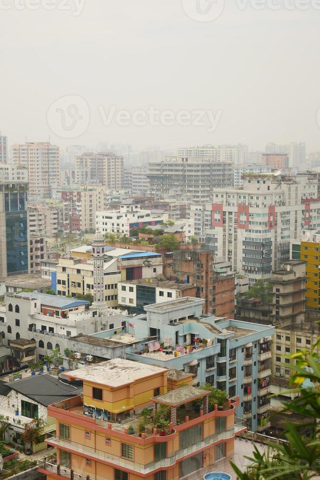 Erhöhte Ansicht von Wohn- und Finanzgebäuden der Stadt Dhaka am sonnigen Tag foto