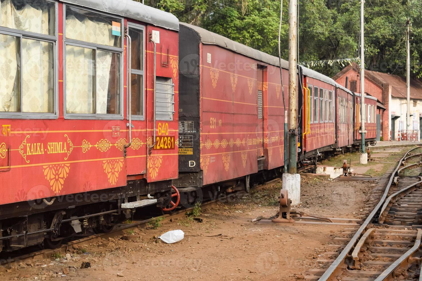 ansicht des spielzeugzugwagens von der mitte der eisenbahnstrecke tagsüber in der nähe des bahnhofs kalka in indien, ansicht des spielzeugzugwagens, indischer eisenbahnknotenpunkt, schwerindustrie foto