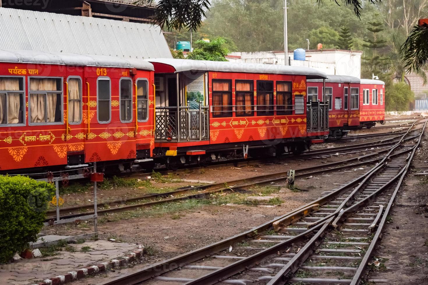 ansicht des spielzeugzugwagens von der mitte der eisenbahnstrecke tagsüber in der nähe des bahnhofs kalka in indien, ansicht des spielzeugzugwagens, indischer eisenbahnknotenpunkt, schwerindustrie foto