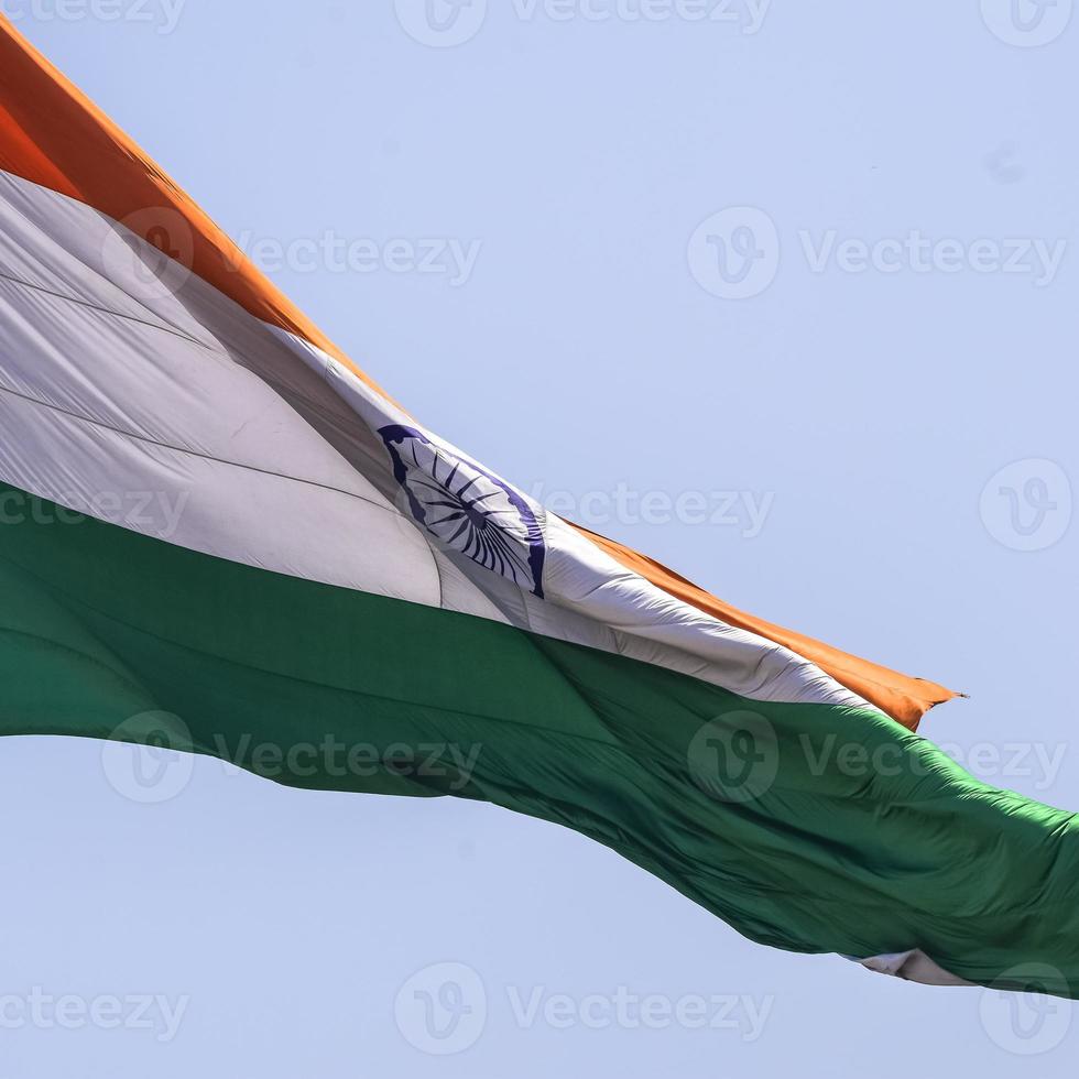 Indien-Flagge, die hoch am Connaught-Platz mit Stolz auf den blauen Himmel fliegt, Indien-Flagge flattert, indische Flagge am Unabhängigkeitstag und Tag der Republik Indien, Schuss nach oben geneigt, indische Flagge schwenkend, Har Ghar Tiranga foto